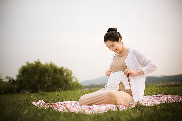 포토 JPG 주간 전신 여자 행복 엄마 휴식 한명 미소 들기 앉기 잔디 성인 야외 옆모습 30대 산책 임산부 한국인 보호 상쾌 유아복 성인여자만 성인여자한명만 장년여자한명만 국내포토 자연요소 식물 1 옷 감정 뷰포인트 컨셉 가족 모션 표정 사람 동양인 장년 임신 아기용품 여자만 여자한명만 장년여자만 성인만 파일형식