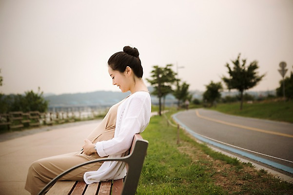 포토 JPG 주간 공원 여자 벤치 엄마 휴식 한명 미소 앉기 상반신 성인 야외 옆모습 30대 산책 임산부 한국인 보호 상쾌 성인여자만 성인여자한명만 장년여자한명만 국내포토 자연요소 1 공공시설 감정 뷰포인트 컨셉 의자 가족 모션 표정 사람 동양인 장년 임신 여자만 여자한명만 장년여자만 성인만 파일형식