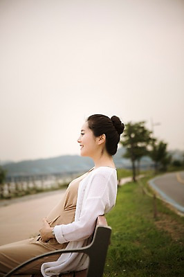 포토 JPG 주간 공원 여자 벤치 엄마 휴식 한명 앉기 상반신 성인 야외 옆모습 30대 산책 임산부 한국인 보호 상쾌 성인여자만 성인여자한명만 장년여자한명만 국내포토 자연요소 1 공공시설 감정 뷰포인트 컨셉 의자 가족 모션 사람 동양인 장년 임신 여자만 여자한명만 장년여자만 성인만 파일형식