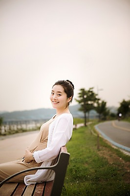 포토 JPG 주간 공원 여자 벤치 엄마 휴식 한명 미소 앉기 상반신 성인 야외 옆모습 30대 산책 임산부 한국인 보호 상쾌 성인여자만 성인여자한명만 장년여자한명만 국내포토 자연요소 1 공공시설 감정 뷰포인트 컨셉 의자 가족 모션 표정 사람 동양인 장년 임신 여자만 여자한명만 장년여자만 성인만 파일형식