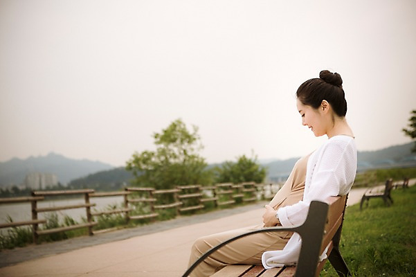 포토 JPG 주간 공원 여자 벤치 엄마 휴식 한명 앉기 상반신 성인 야외 옆모습 30대 산책 임산부 한국인 보호 상쾌 성인여자만 성인여자한명만 장년여자한명만 국내포토 자연요소 1 공공시설 감정 뷰포인트 컨셉 의자 가족 모션 사람 동양인 장년 임신 여자만 여자한명만 장년여자만 성인만 파일형식