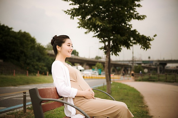 포토 JPG 주간 공원 여자 벤치 엄마 휴식 한명 미소 앉기 상반신 성인 야외 옆모습 30대 산책 임산부 한국인 보호 상쾌 성인여자만 성인여자한명만 장년여자한명만 국내포토 자연요소 1 공공시설 감정 뷰포인트 컨셉 의자 가족 모션 표정 사람 동양인 장년 임신 여자만 여자한명만 장년여자만 성인만 파일형식