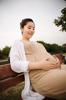 포토 JPG 주간 공원 여자 벤치 엄마 휴식 한명 미소 앉기 상반신 성인 야외 앞모습 30대 산책 임산부 한국인 보호 상쾌 감싸기 성인여자만 성인여자한명만 장년여자한명만 국내포토 자연요소 1 공공시설 감정 뷰포인트 컨셉 의자 가족 모션 표정 사람 동양인 장년 임신 여자만 여자한명만 장년여자만 성인만 파일형식