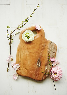 포토 JPG 스튜디오촬영 식물 꽃 백그라운드 자연 실내 사람없음 나뭇가지 나무도마 리시안셔스 낙산홍 국내포토 나무 도마 내부 목재 생태계 파일형식