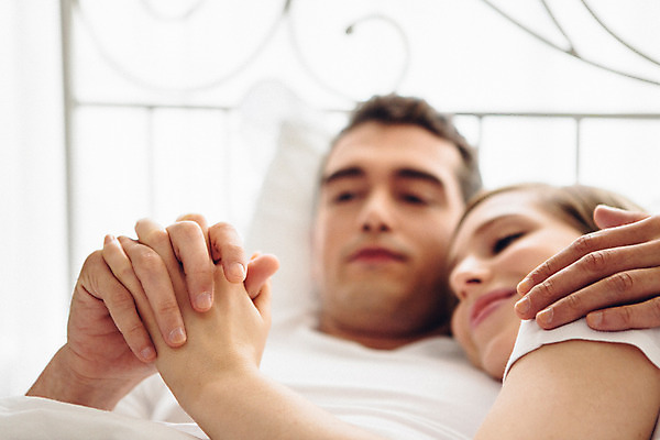 포토 JPG 외국인 커플 여자 남자 커플라이프 실내 사랑 상반신 20대 성인 두명 앞모습 아웃포커스 눕기 손잡기 다정 침대 성인만 국내포토 라이프스타일 감정 뷰포인트 가구 컨셉 관계 모션 촬영기법 사람 인종 청년 내부 파일형식