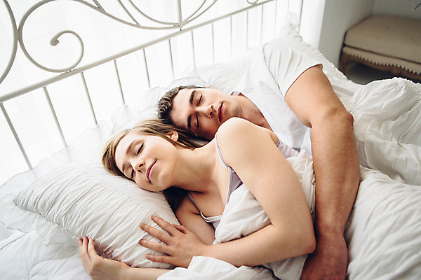 포토 JPG 외국인 커플 여자 남자 여유 커플라이프 안기 휴식 실내 상반신 20대 성인 두명 눕기 눈감음 다정 침대 포근함 낮잠 성인만 국내포토 라이프스타일 감정 가구 컨셉 관계 모션 사람 인종 청년 내부 잠 감각 파일형식