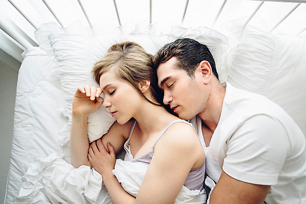 포토 JPG 외국인 커플 여자 남자 여유 커플라이프 휴식 실내 상반신 20대 성인 두명 옆모습 눕기 눈감음 다정 침대 포근함 낮잠 성인만 국내포토 라이프스타일 감정 뷰포인트 가구 컨셉 관계 모션 사람 인종 청년 내부 잠 감각 파일형식