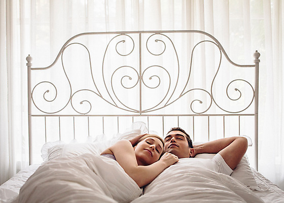 포토 JPG 외국인 커플 여자 남자 여유 커플라이프 휴식 실내 상반신 20대 성인 두명 앞모습 눕기 눈감음 다정 침대 포근함 낮잠 성인만 국내포토 라이프스타일 감정 뷰포인트 가구 컨셉 관계 모션 사람 인종 청년 내부 잠 감각 파일형식