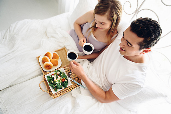 포토 JPG 외국인 커플 여자 남자 커피 커플라이프 실내 사랑 들기 앉기 상반신 20대 성인 두명 하이앵글 식사 다정 침대 브런치 성인만 국내포토 라이프스타일 감정 음료 뷰포인트 가구 컨셉 관계 모션 사람 인종 청년 내부 파일형식