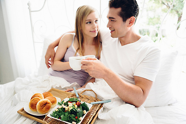 포토 JPG 외국인 커플 여자 남자 커피 커플라이프 실내 사랑 들기 앉기 상반신 20대 성인 두명 앞모습 식사 다정 침대 브런치 성인만 국내포토 라이프스타일 감정 음료 뷰포인트 가구 컨셉 관계 모션 사람 인종 청년 내부 파일형식