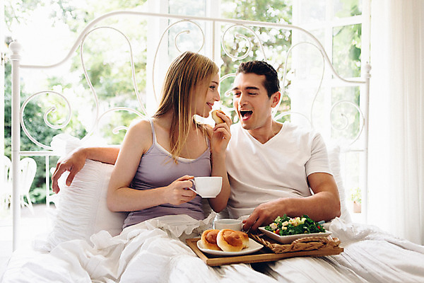 포토 JPG 외국인 커플 여자 남자 커피 커플라이프 실내 사랑 들기 앉기 상반신 20대 성인 두명 앞모습 식사 다정 침대 브런치 성인만 국내포토 라이프스타일 감정 음료 뷰포인트 가구 컨셉 관계 모션 사람 인종 청년 내부 파일형식