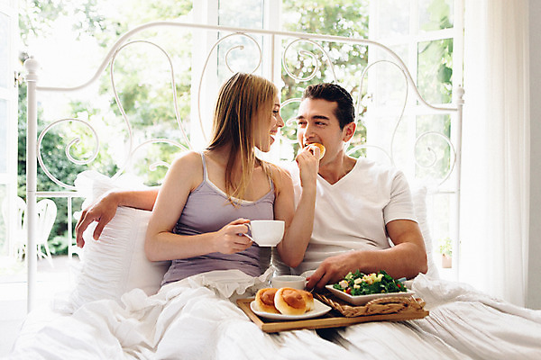 포토 JPG 외국인 커플 여자 남자 커피 빵 커플라이프 실내 사랑 앉기 상반신 20대 성인 두명 앞모습 식사 다정 샐러드 침대 먹여주기 브런치 성인만 국내포토 라이프스타일 감정 음료 음식 뷰포인트 가구 컨셉 관계 모션 사람 인종 청년 내부 먹기 파일형식