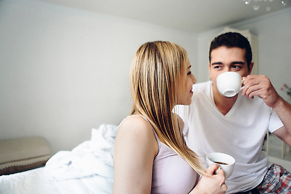 포토 JPG 외국인 커플 여자 남자 여유 커피 커플라이프 휴식 실내 사랑 들기 앉기 상반신 20대 성인 두명 앞모습 다정 침대 성인만 국내포토 라이프스타일 감정 음료 뷰포인트 가구 컨셉 관계 모션 사람 인종 청년 내부 파일형식