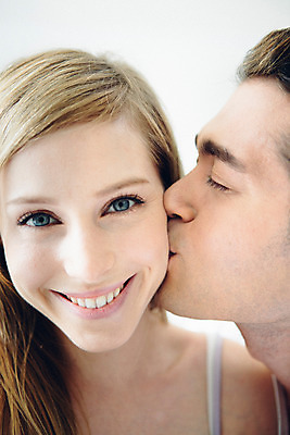 포토 JPG 외국인 커플 여자 남자 커플라이프 키스 실내 사랑 미소 웃음 상반신 20대 성인 두명 앞모습 옆모습 다정 성인만 국내포토 라이프스타일 감정 뷰포인트 컨셉 관계 표정 사람 인종 청년 내부 애정표현 파일형식