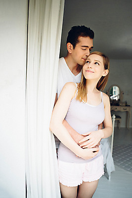 포토 JPG 외국인 커플 여자 남자 커플라이프 실내 사랑 서기 상반신 20대 성인 두명 앞모습 다정 창가 백허그 성인만 국내포토 라이프스타일 감정 뷰포인트 컨셉 창문 관계 모션 포옹 사람 인종 청년 내부 파일형식