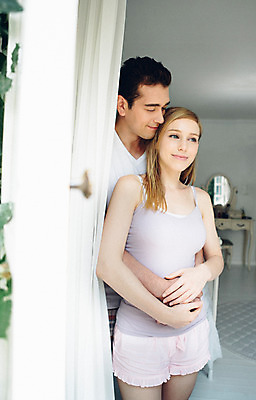 포토 JPG 외국인 커플 여자 남자 커플라이프 실내 사랑 서기 상반신 20대 성인 두명 앞모습 다정 창가 백허그 성인만 국내포토 라이프스타일 감정 뷰포인트 컨셉 창문 관계 모션 포옹 사람 인종 청년 내부 파일형식