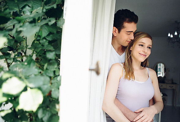 포토 JPG 외국인 커플 여자 남자 커플라이프 실내 사랑 서기 상반신 20대 성인 두명 앞모습 다정 창가 백허그 성인만 국내포토 라이프스타일 감정 뷰포인트 컨셉 창문 관계 모션 포옹 사람 인종 청년 내부 파일형식