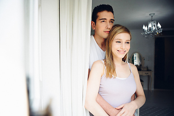 포토 JPG 외국인 커플 여자 남자 커플라이프 실내 사랑 서기 상반신 20대 성인 두명 앞모습 다정 창가 백허그 성인만 국내포토 라이프스타일 감정 뷰포인트 컨셉 창문 관계 모션 포옹 사람 인종 청년 내부 파일형식