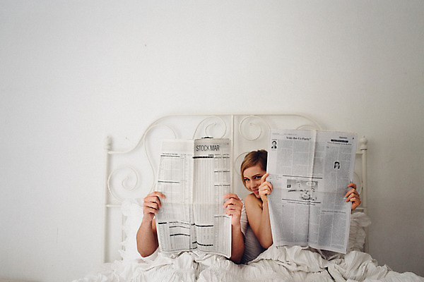 포토 JPG 외국인 커플 여자 남자 커플라이프 장난 실내 미소 들기 앉기 상반신 20대 성인 두명 앞모습 다정 침대 신문 성인만 국내포토 라이프스타일 뷰포인트 가구 컨셉 관계 모션 표정 사람 인종 청년 내부 간행물 뉴스 파일형식