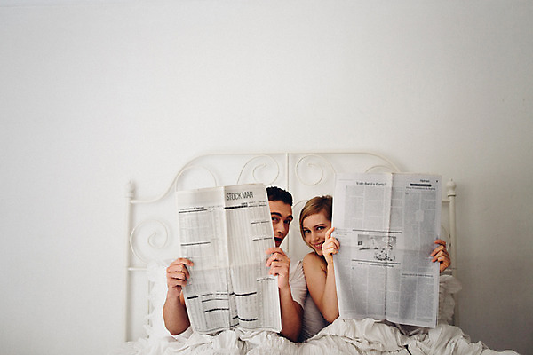 포토 JPG 외국인 커플 여자 남자 커플라이프 장난 실내 미소 들기 앉기 상반신 20대 성인 두명 앞모습 다정 침대 신문 성인만 국내포토 라이프스타일 뷰포인트 가구 컨셉 관계 모션 표정 사람 인종 청년 내부 간행물 뉴스 파일형식