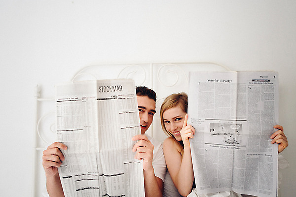 포토 JPG 외국인 커플 여자 남자 커플라이프 장난 실내 미소 들기 앉기 상반신 20대 성인 두명 앞모습 다정 침대 신문 성인만 국내포토 라이프스타일 뷰포인트 가구 컨셉 관계 모션 표정 사람 인종 청년 내부 간행물 뉴스 파일형식