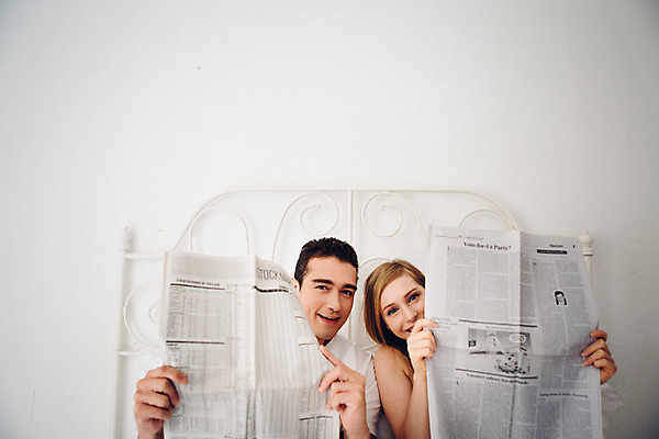 포토 JPG 외국인 커플 여자 남자 커플라이프 실내 미소 들기 앉기 상반신 20대 성인 두명 앞모습 다정 침대 신문 성인만 국내포토 라이프스타일 뷰포인트 가구 컨셉 관계 모션 표정 사람 인종 청년 내부 간행물 뉴스 파일형식