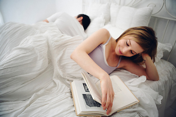 포토 JPG 외국인 커플 여자 남자 여유 커플라이프 실내 상반신 20대 성인 두명 앞모습 책 눕기 침대 읽기 성인만 국내포토 라이프스타일 감정 뷰포인트 가구 관계 모션 사람 인종 청년 내부 파일형식