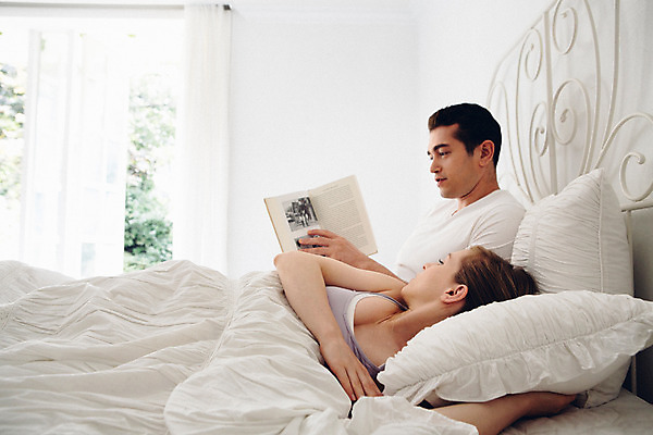 포토 JPG 외국인 커플 여자 남자 여유 커플라이프 휴식 실내 앉기 상반신 20대 성인 두명 옆모습 책 눕기 침대 읽기 성인만 국내포토 라이프스타일 감정 뷰포인트 가구 컨셉 관계 모션 사람 인종 청년 내부 파일형식