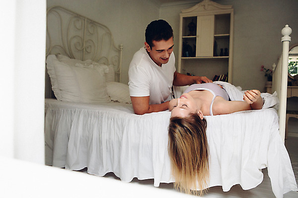 포토 JPG 외국인 커플 여자 남자 여유 커플라이프 장난 휴식 실내 미소 상반신 20대 성인 두명 눕기 다정 침대 성인만 국내포토 라이프스타일 감정 가구 컨셉 관계 모션 표정 사람 인종 청년 내부 파일형식