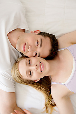 포토 JPG 외국인 커플 여자 남자 여유 커플라이프 휴식 실내 미소 상반신 20대 성인 두명 앞모습 하이앵글 눕기 다정 침대 성인만 국내포토 라이프스타일 감정 뷰포인트 가구 컨셉 관계 모션 표정 사람 인종 청년 내부 파일형식