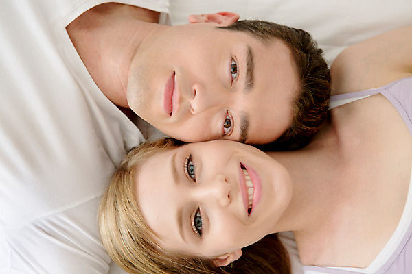 포토 JPG 외국인 커플 여자 남자 여유 커플라이프 휴식 실내 미소 상반신 20대 성인 두명 앞모습 하이앵글 눕기 다정 침대 성인만 국내포토 라이프스타일 감정 뷰포인트 가구 컨셉 관계 모션 표정 사람 인종 청년 내부 파일형식