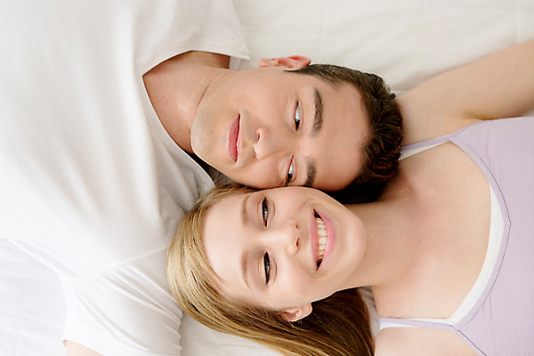 포토 JPG 외국인 커플 여자 남자 여유 커플라이프 휴식 실내 미소 상반신 20대 성인 두명 앞모습 하이앵글 눕기 다정 침대 성인만 국내포토 라이프스타일 감정 뷰포인트 가구 컨셉 관계 모션 표정 사람 인종 청년 내부 파일형식