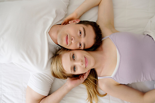 포토 JPG 외국인 커플 여자 남자 여유 커플라이프 휴식 실내 미소 상반신 20대 성인 두명 앞모습 하이앵글 눕기 다정 침대 성인만 국내포토 라이프스타일 감정 뷰포인트 가구 컨셉 관계 모션 표정 사람 인종 청년 내부 파일형식