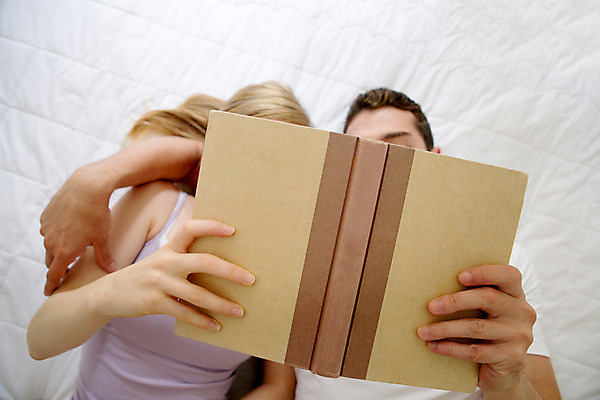 포토 JPG 외국인 커플 여자 남자 커플라이프 실내 들기 상반신 20대 성인 두명 앞모습 책 눕기 다정 성인만 국내포토 라이프스타일 뷰포인트 컨셉 관계 모션 사람 인종 청년 내부 파일형식