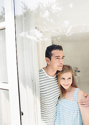 포토 JPG 외국인 커플 응시 여자 남자 커플라이프 안기 실내 사랑 서기 상반신 20대 성인 두명 앞모습 다정 창가 성인만 국내포토 라이프스타일 시선 감정 뷰포인트 컨셉 창문 관계 모션 사람 인종 청년 내부 파일형식