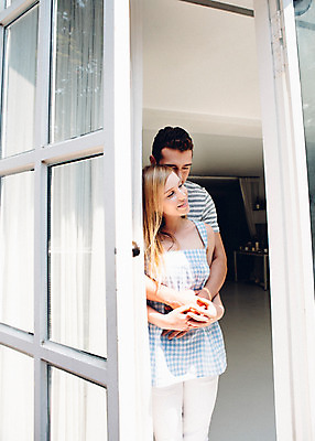 포토 JPG 외국인 커플 여자 남자 커플라이프 실내 사랑 서기 상반신 20대 성인 두명 앞모습 다정 창가 백허그 성인만 국내포토 라이프스타일 감정 뷰포인트 컨셉 창문 관계 모션 포옹 사람 인종 청년 내부 파일형식