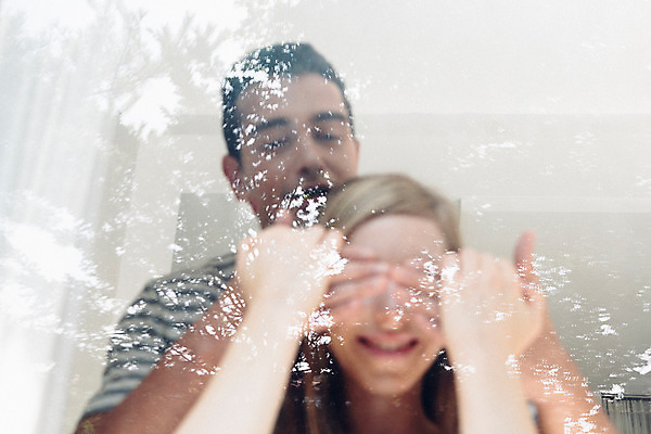 포토 JPG 외국인 커플 여자 남자 커플라이프 장난 실내 사랑 서기 상반신 20대 성인 두명 앞모습 다정 눈가림 창가 즐거움 성인만 국내포토 라이프스타일 감정 뷰포인트 컨셉 창문 관계 모션 사람 인종 청년 내부 가림 파일형식