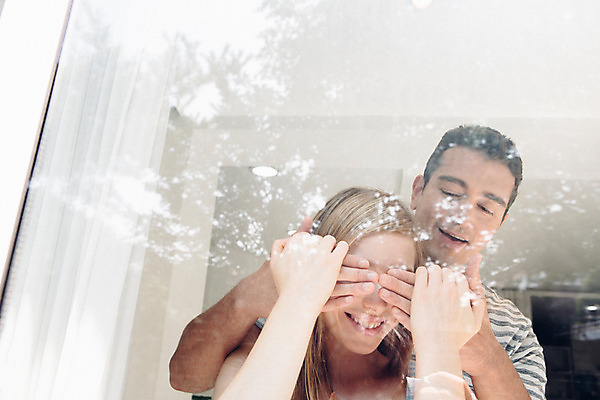 포토 JPG 외국인 커플 여자 남자 커플라이프 장난 실내 사랑 서기 상반신 20대 성인 두명 앞모습 다정 눈가림 창가 즐거움 성인만 국내포토 라이프스타일 감정 뷰포인트 컨셉 창문 관계 모션 사람 인종 청년 내부 가림 파일형식