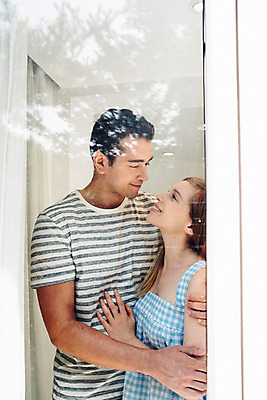 포토 JPG 외국인 커플 여자 남자 커플라이프 실내 사랑 서기 상반신 20대 성인 두명 앞모습 마주보기 다정 창가 성인만 국내포토 라이프스타일 감정 뷰포인트 컨셉 창문 관계 모션 사람 인종 청년 내부 파일형식
