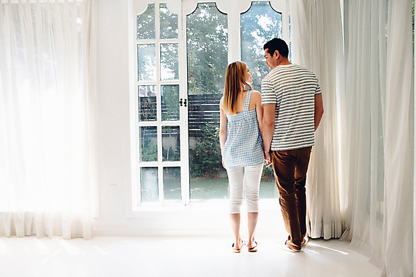 포토 JPG 전신 외국인 커플 응시 여자 남자 커플라이프 실내 사랑 서기 20대 성인 두명 뒷모습 손잡기 다정 창가 성인만 국내포토 라이프스타일 시선 감정 뷰포인트 컨셉 창문 관계 모션 사람 인종 청년 내부 파일형식