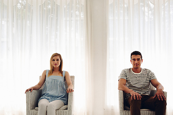 포토 JPG 외국인 커플 여자 남자 커플라이프 의자 실내 앉기 상반신 20대 성인 두명 앞모습 다정 성인만 국내포토 라이프스타일 뷰포인트 가구 컨셉 관계 모션 사람 인종 청년 내부 파일형식