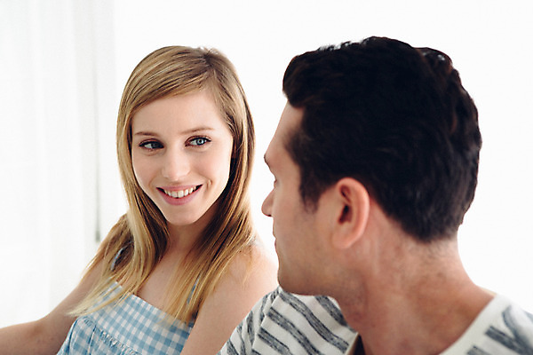 포토 JPG 외국인 커플 여자 남자 커플라이프 실내 사랑 미소 앉기 상반신 20대 성인 두명 옆모습 마주보기 다정 성인만 국내포토 라이프스타일 감정 뷰포인트 컨셉 관계 모션 표정 사람 인종 청년 내부 파일형식