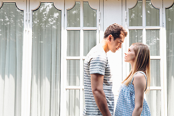 포토 JPG 주간 외국인 커플 여자 남자 커플라이프 사랑 서기 상반신 20대 성인 야외 두명 옆모습 마주보기 걷기 정원 손잡기 다정 성인만 국내포토 자연요소 라이프스타일 감정 뷰포인트 컨셉 관계 모션 사람 인종 청년 파일형식