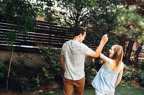 포토 JPG 주간 외국인 커플 여자 남자 커플라이프 사랑 상반신 20대 성인 야외 두명 뒷모습 걷기 정원 손잡기 다정 성인만 국내포토 자연요소 라이프스타일 감정 뷰포인트 컨셉 관계 모션 사람 인종 청년 파일형식