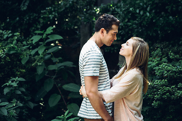 포토 JPG 주간 외국인 커플 여자 남자 커플라이프 포옹 사랑 서기 미소 상반신 20대 성인 야외 두명 옆모습 마주보기 정원 다정 성인만 국내포토 자연요소 라이프스타일 감정 뷰포인트 컨셉 관계 안기 모션 표정 사람 인종 청년 파일형식