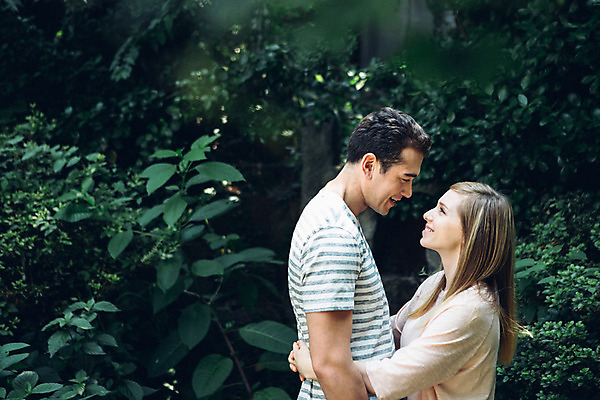 포토 JPG 주간 외국인 커플 여자 남자 커플라이프 포옹 사랑 서기 미소 상반신 20대 성인 야외 두명 옆모습 마주보기 정원 다정 성인만 국내포토 자연요소 라이프스타일 감정 뷰포인트 컨셉 관계 안기 모션 표정 사람 인종 청년 파일형식