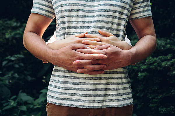 포토 JPG 주간 외국인 손 커플 여자 남자 커플라이프 사랑 서기 상반신 20대 성인 야외 두명 앞모습 신체부위 정원 다정 백허그 성인만 국내포토 자연요소 라이프스타일 감정 뷰포인트 컨셉 관계 모션 포옹 사람 인종 청년 파일형식