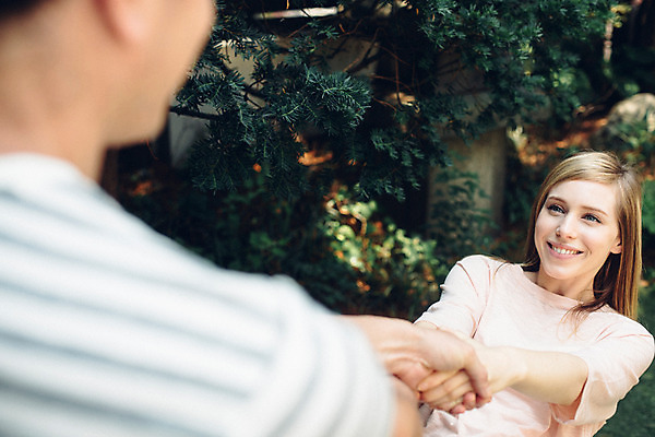 포토 JPG 주간 외국인 커플 여자 남자 커플라이프 장난 사랑 미소 상반신 20대 성인 야외 두명 앞모습 뒷모습 정원 손잡기 다정 당기기 성인만 국내포토 자연요소 라이프스타일 감정 뷰포인트 컨셉 관계 모션 표정 사람 인종 청년 파일형식