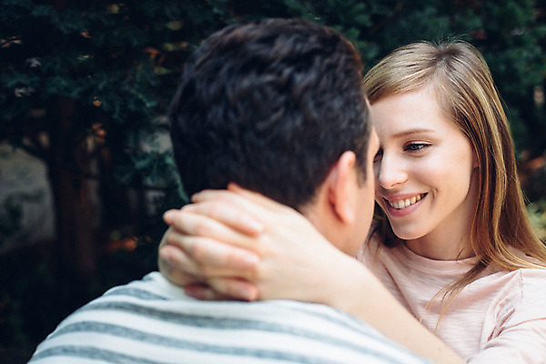 포토 JPG 주간 외국인 커플 여자 남자 커플라이프 포옹 사랑 미소 상반신 20대 성인 야외 두명 앞모습 뒷모습 마주보기 정원 다정 성인만 국내포토 자연요소 라이프스타일 감정 뷰포인트 컨셉 관계 안기 모션 표정 사람 인종 청년 파일형식