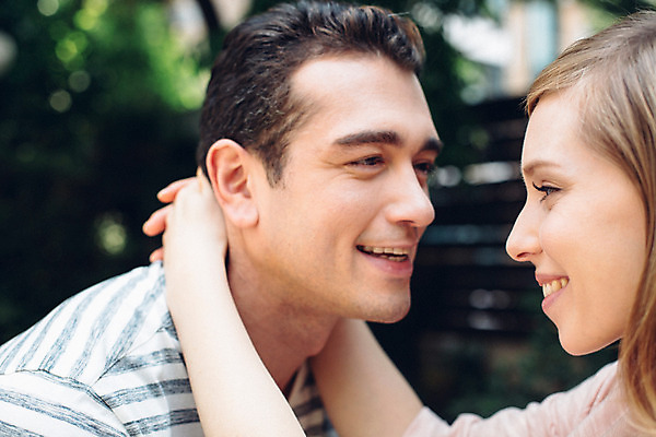 포토 JPG 주간 외국인 커플 여자 남자 커플라이프 포옹 사랑 미소 상반신 20대 성인 야외 두명 옆모습 마주보기 정원 다정 성인만 국내포토 자연요소 라이프스타일 감정 뷰포인트 컨셉 관계 안기 모션 표정 사람 인종 청년 파일형식